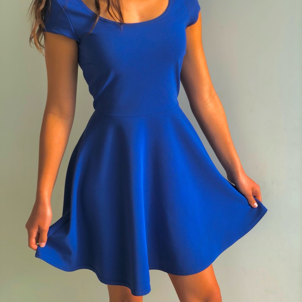 Slim-fit blue dress